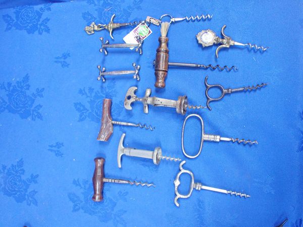 A COLLECTION OF 19TH CENTURY AND LATER CORKSCREWS