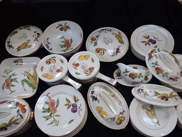 A QUANTITY OF ROYAL WORCESTER  'EVESHAM' WARE
