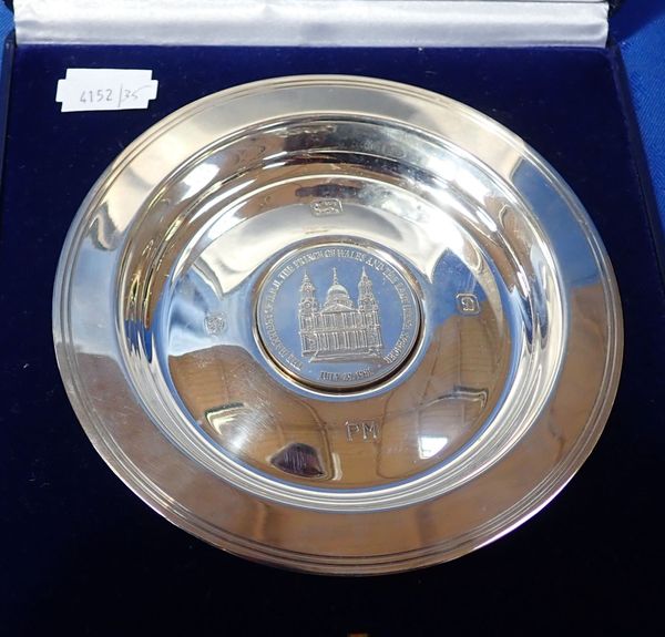 A SILVER COMMEMORATIVE MARRIAGE DISH TO PRINCE  OF WALES AND LADY DIANA SPENCER