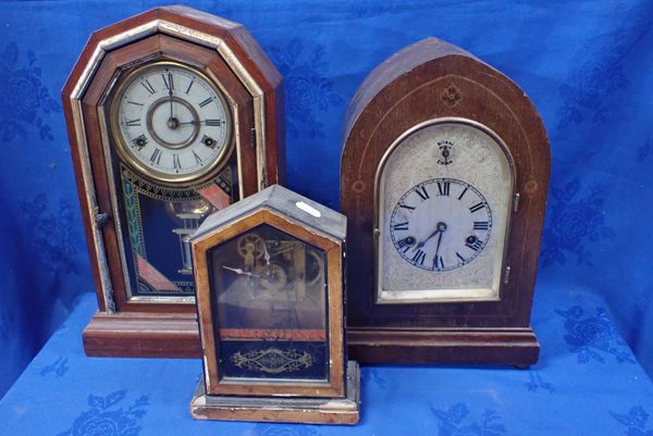 A 1920S MAHOGANY CASED MANTEL CLOCK