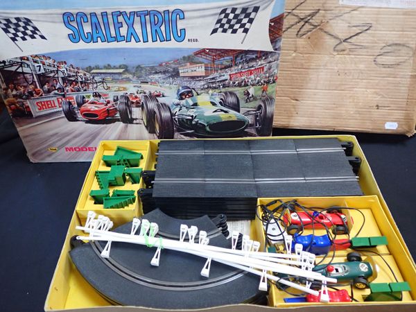 A SCALEXTRIC 31 SET, BOXED