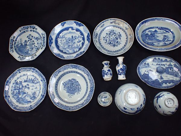 A GROUP OF CHINESE BLUE AND WHITE PORCELAIN