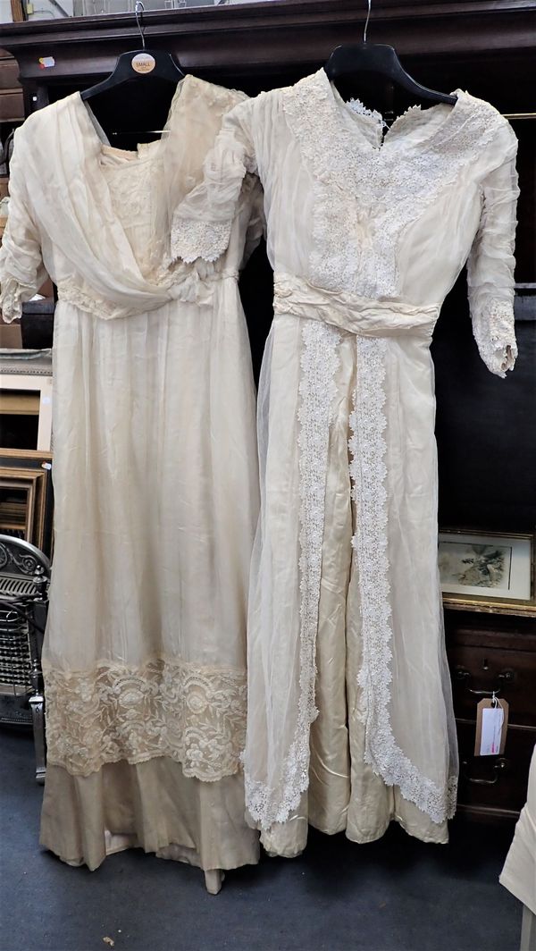 AN EARLY 20TH CENTURY WEDDING DRESS