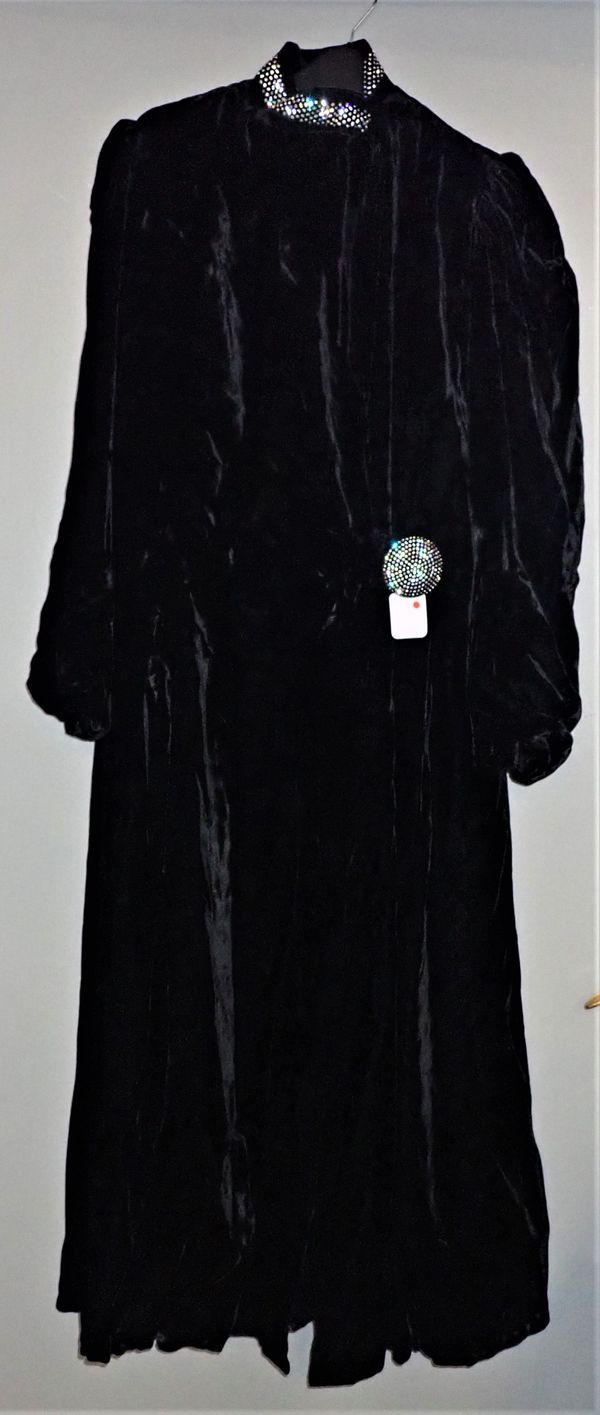 A VINTAGE BLACK VELVET EVENING COAT