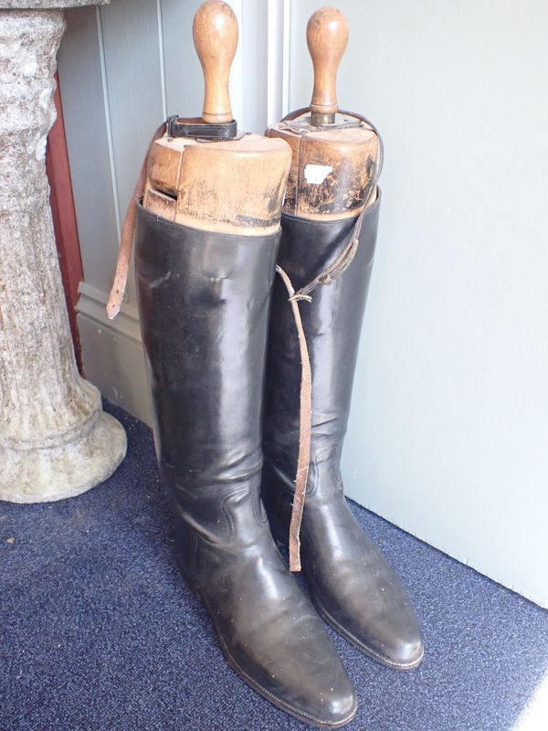 A PAIR OF VINTAGE LEATHER RIDING BOOTS