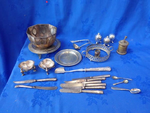 A SMALL COLLECTION OF SILVER PLATED ITEMS