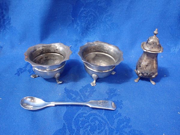 A PAIR OF EDWARDIAN SILVER SALTS