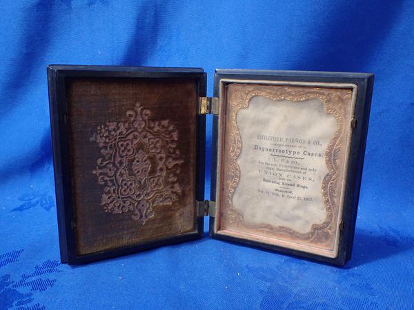 A VICTORIAN DAGUERREOTYPE CASE