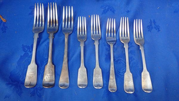 A PAIR OF VICTORIAN FIDDLE DINNER AND TABLE FORKS