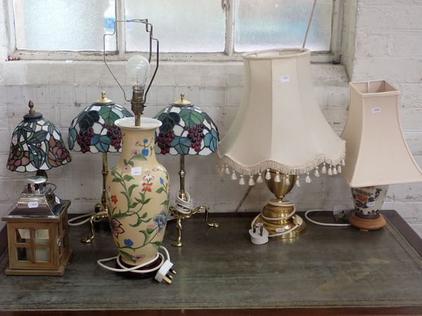 A PAIR OF EDWARDIAN BRASS LAMPS WITH TIFFANY STYLE SHADES