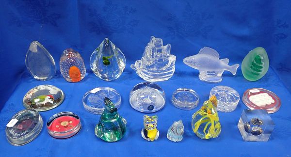 A COLLECTION OF GLASS PAPERWEIGHTS