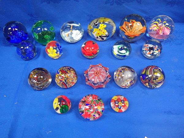 A COLLECTION OF GLASS PAPERWEIGHTS