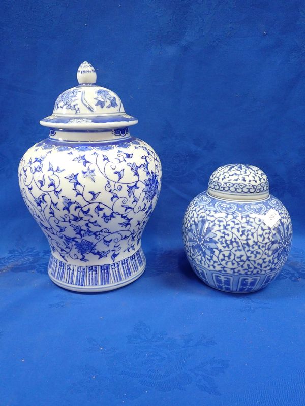 A BLUE AND WHITE CHINESE VASE AND COVER