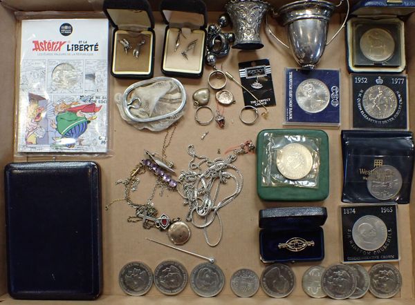 A MIXED LOT OF JEWELLERY, SILVER AND COINS