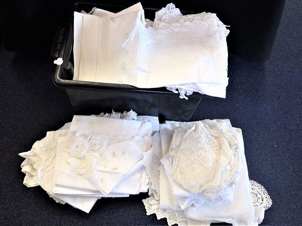 A QUANTITY OF VINTAGE LINEN AND LACE