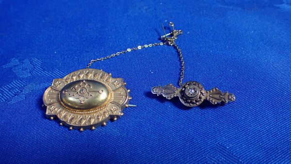 A VICTORIAN ETRUSCAN STYLE BROOCH/ LOCKET