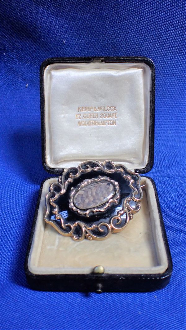 A VICTORIAN MOURNING BROOCH