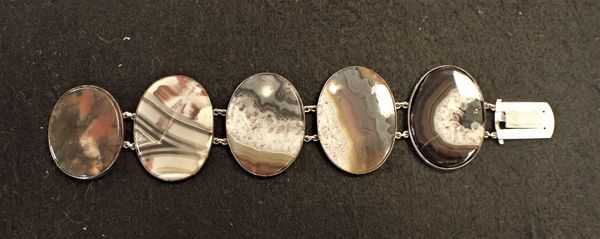 A SILVER AND OVAL AGATE BRACELET