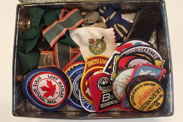 A COLLECTION OF EMBROIDERED AND MILITARY BADGES