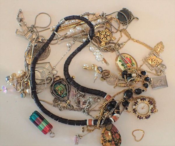 A COLLECTION OF COSTUME JEWELLERY