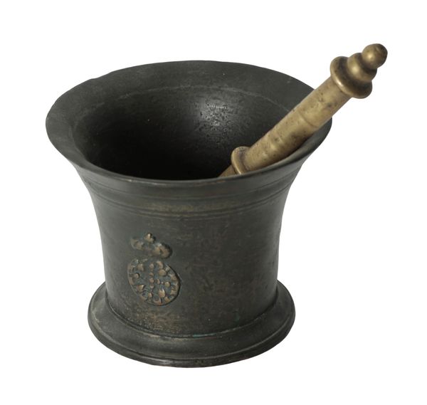 A LATE 17TH CENTURY BRONZE MORTAR WITH PESTLE