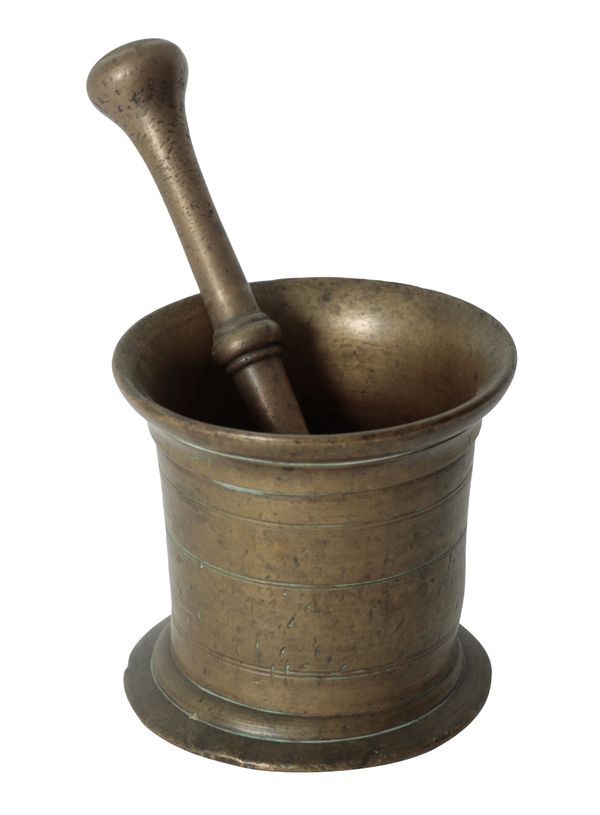 AN ENGLISH 18TH CENTURY BRONZE PESTLE AND MORTAR