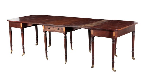 AN EARLY 19TH CENTURY MAHOGANY EXTENDING DINING TABLE