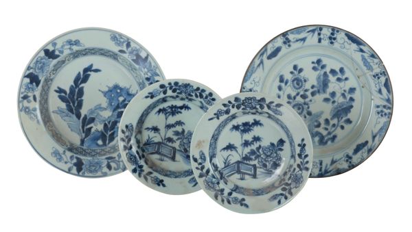 AN 18TH CENTURY CHINESE BLUE AND WHITE BOWL