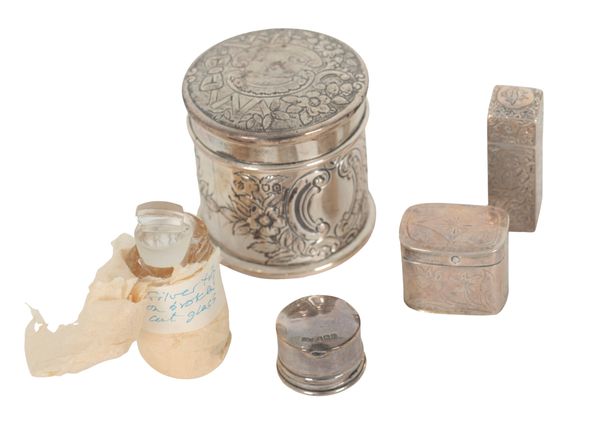 A SMALL GROUP OF SILVER AND SILVER MOUNTED ITEMS
