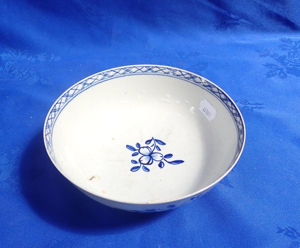 AN ENGLISH PORCELAIN BLUE AND WHITE BOWL