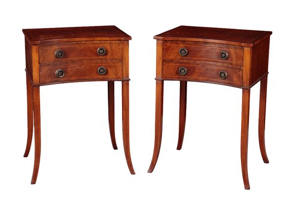 A PAIR OF EDWARDIAN MAHOGANY BEDSIDE TABLES