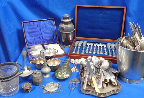 A COLLECTION OF SILVER PLATED FLATWARE