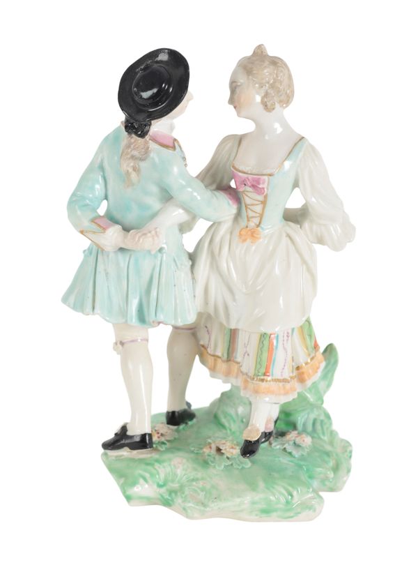 AN 18TH CENTURY DUESBURY & CO DERBY PORCELAIN FIGURE OF A DANCING COUPLE