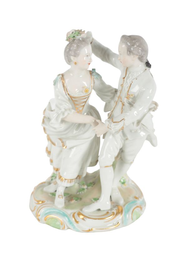 AN 18TH CENTURY DUESBURY & CO DERBY PORCELAIN FIGURE - DANCING COUPLE