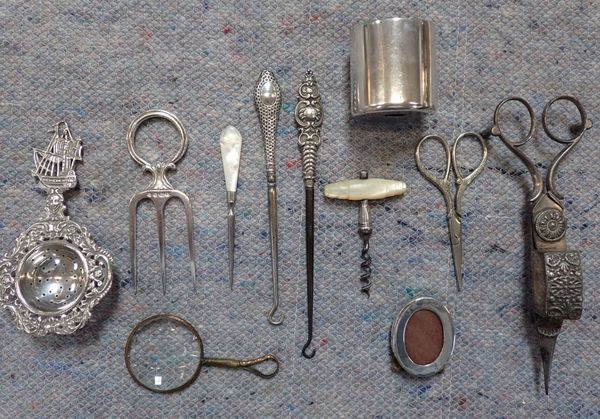 A PAIR OF VICTORIAN PLATED CANDLE SNUFFERS