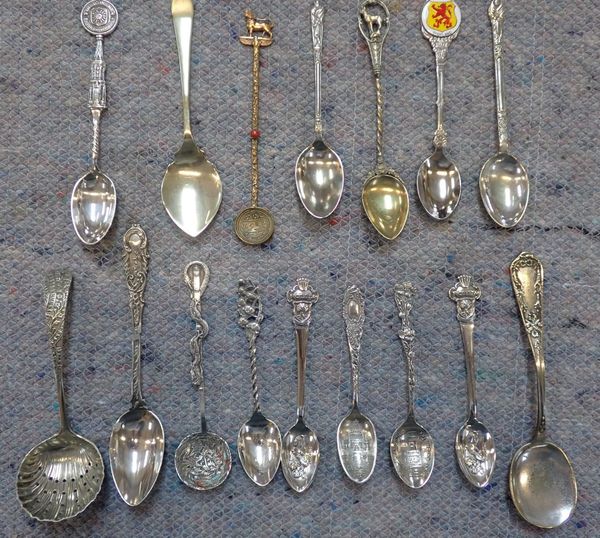 A COLLECTION OF COMMEMORATIVE AND SOUVENIR TEA SPOONS