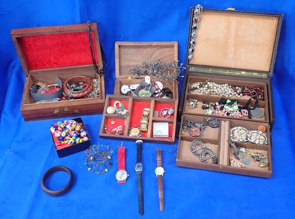 A COLLECTION OF COSTUME JEWELLERY