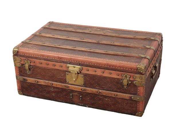 A FRENCH "AUX ETATS UNIS"  LEATHER, BRASS AND WOOD-BOUND TRAVELLING TRUNK