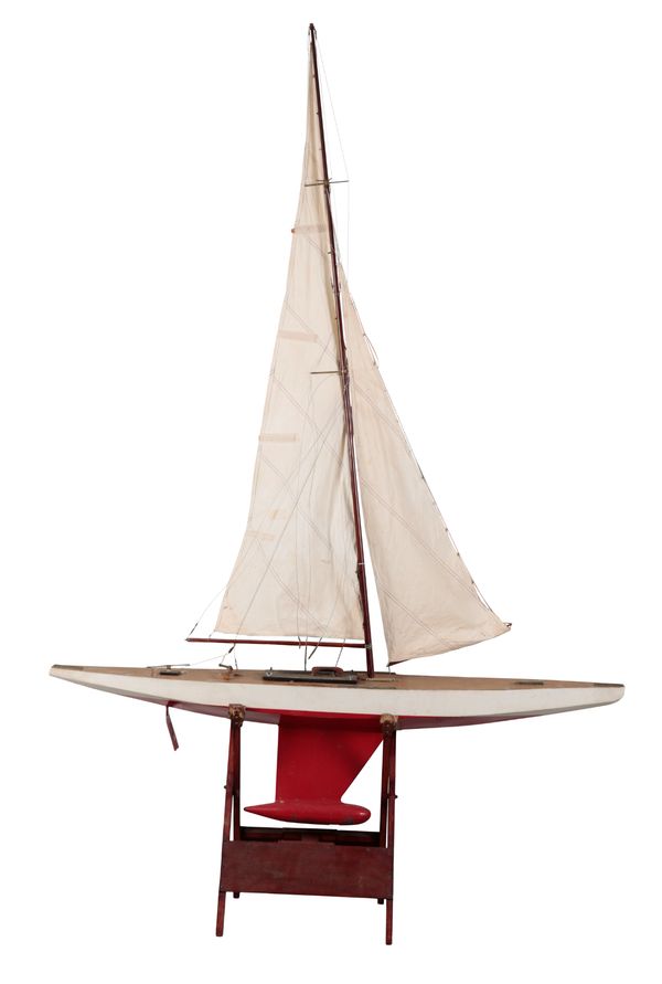 AN EARLY 20TH CENTURY 10 R CLASS POND YACHT AND STAND