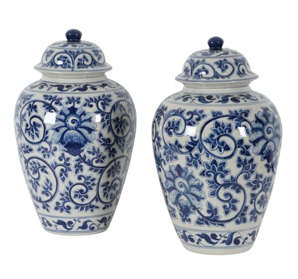 A PAIR OF BLUE AND WHITE GINGER JARS