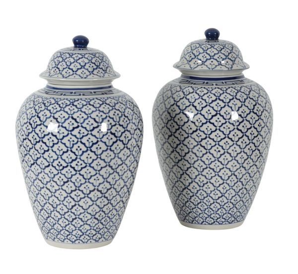 A PAIR OF BLUE AND WHITE GINGER JARS