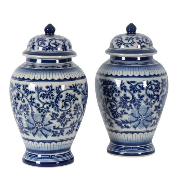 A PAIR OF BLUE AND WHITE GINGER JARS