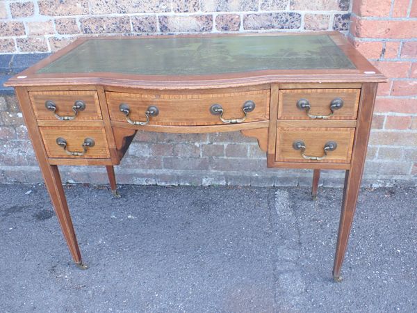 AN EDWARDIAN MAHOGANY WRITING DESK