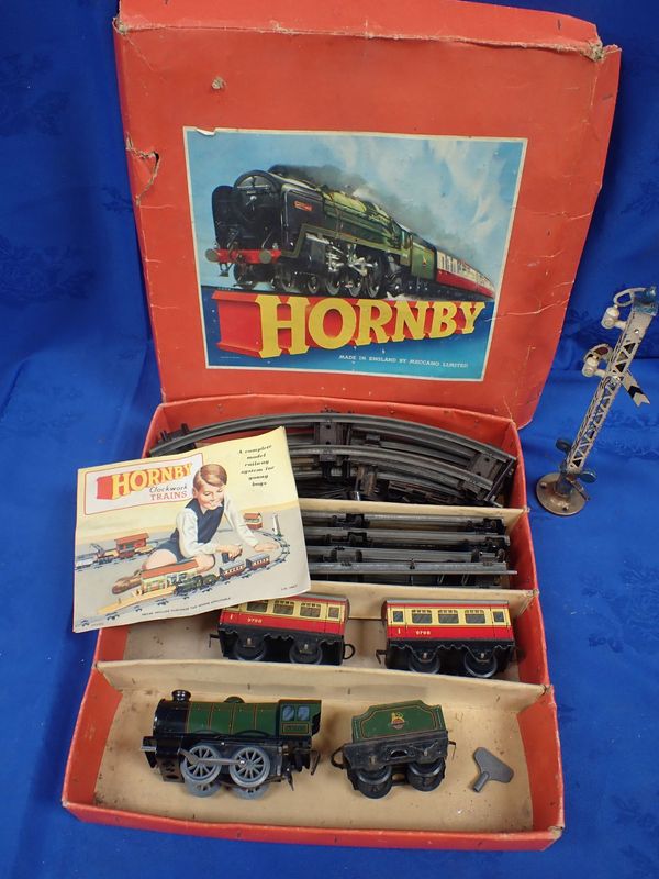 A HORNBY CLOCKWORK PASSENGER TRAIN SET No.21