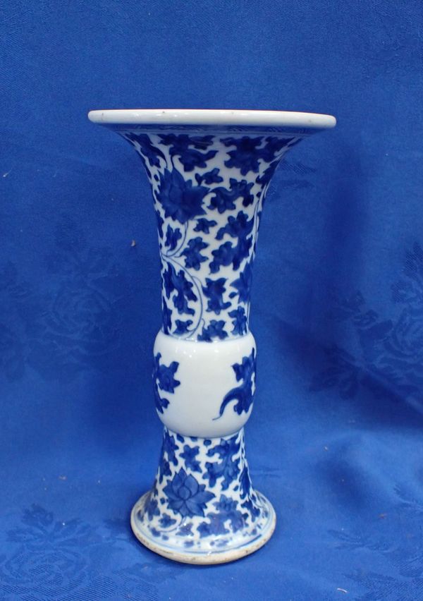 A BLUE AND WHITE CHINESE VASE