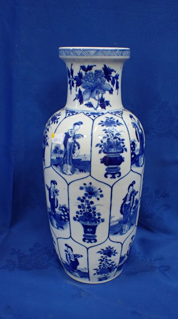 A BLUE AND WHITE CHINESE VASE