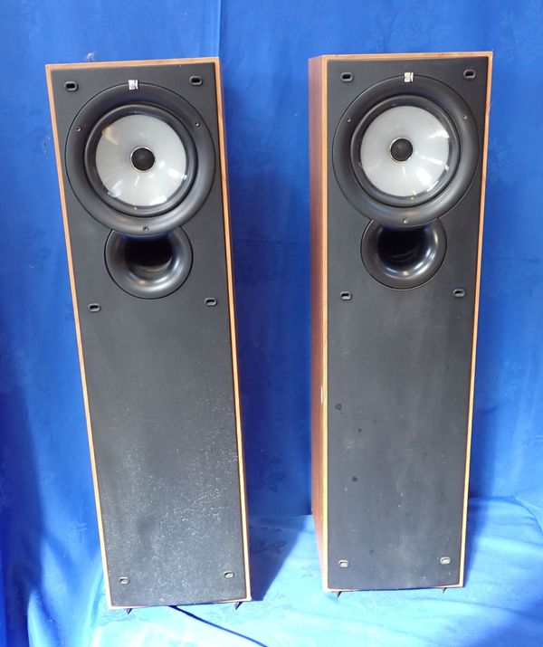 A PAIR OF KEF 035 SPEAKERS