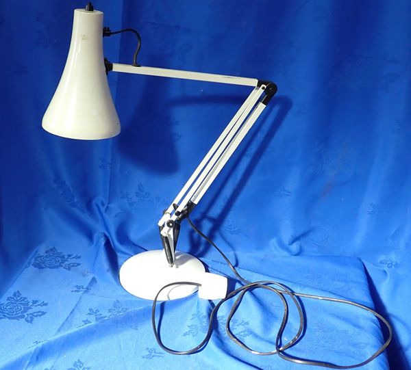 A MODEL 90 ANGLEPOISE TABLE LAMP