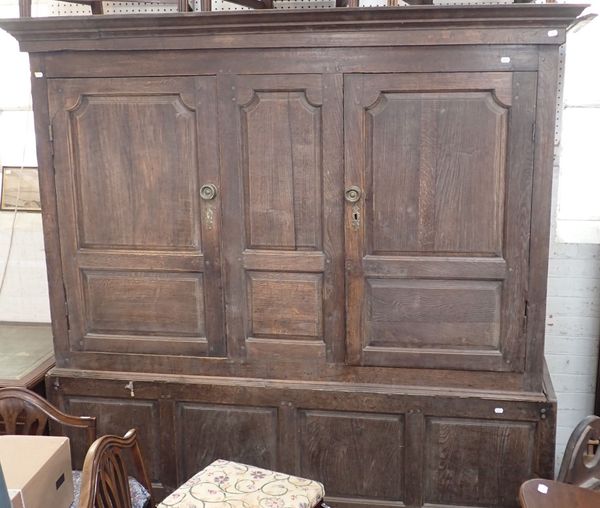 AN 18TH CENTURY OAK LIVERY CUPBOARD