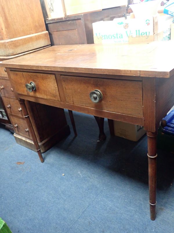 AN EARLY 19TH CENTURY COUNTRY OAK SIDE TABLE